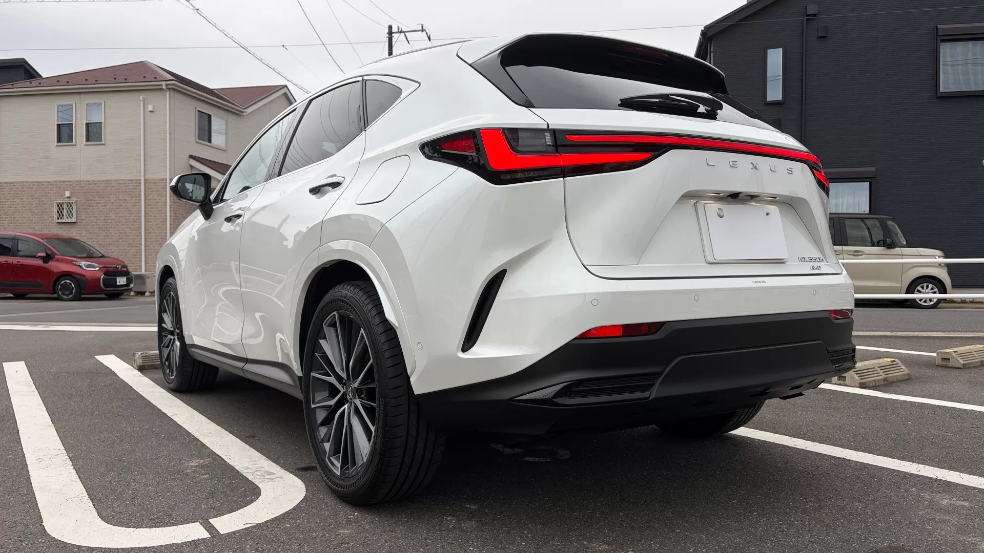 レクサス NX350h version L 2025年式 ソニッククォーツ リヤ左斜め