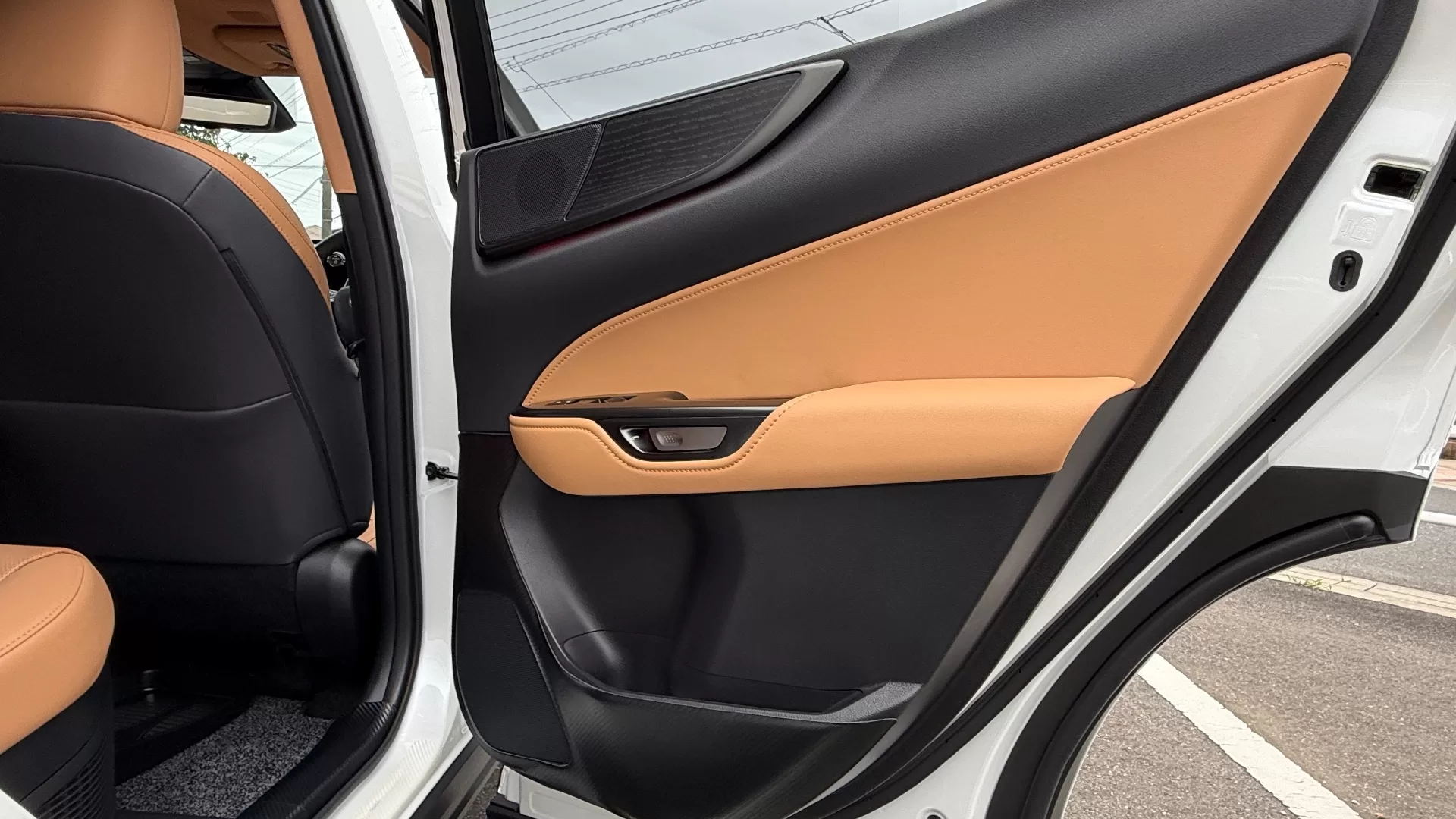 レクサス NX350h version L 2025年式 インテリア 後席ドアトリム