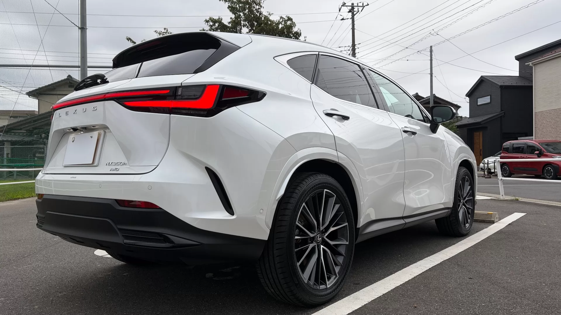 レクサス NX350h version L 2025年式 ソニッククォーツ リヤ右斜め