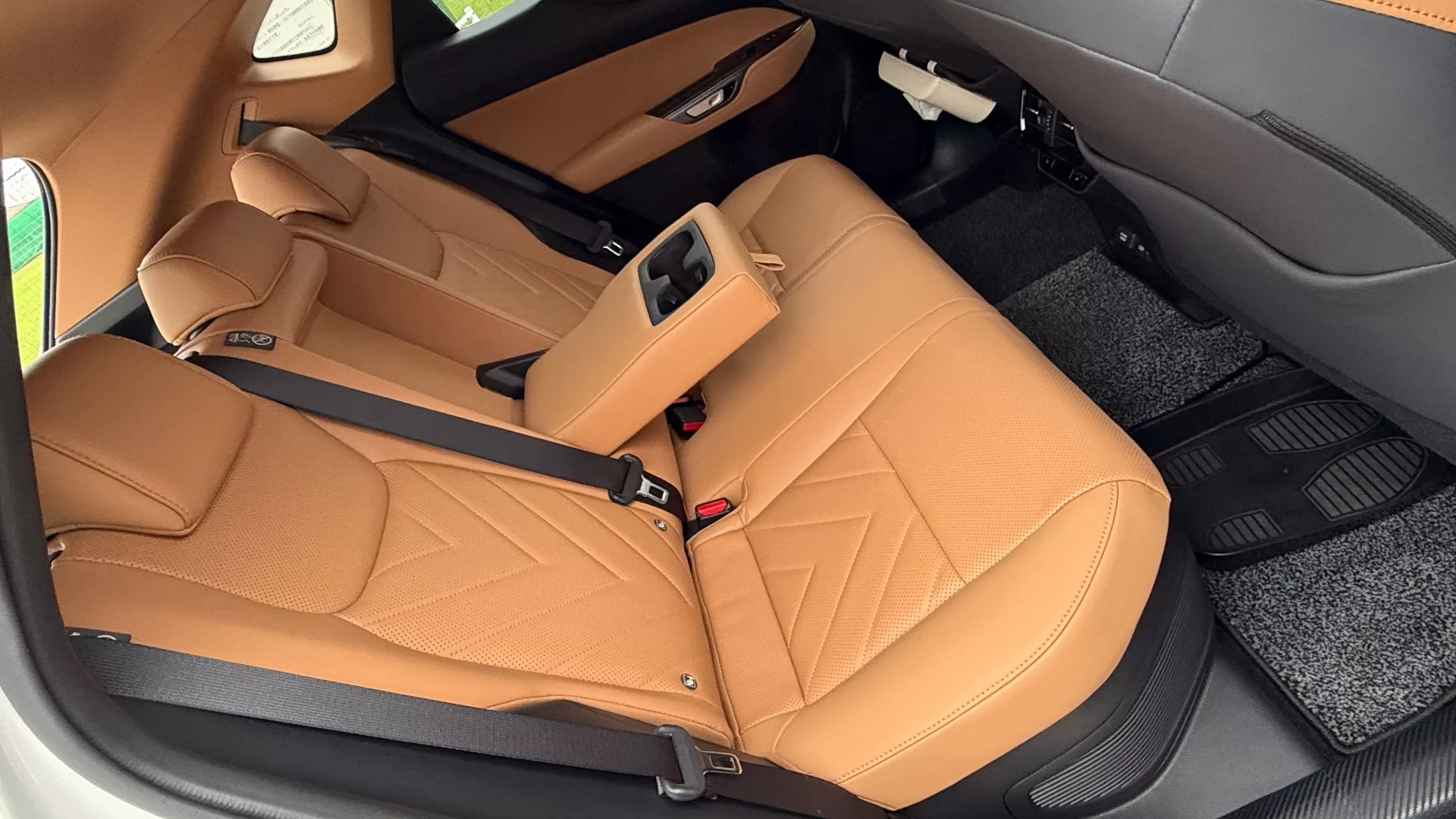レクサス NX350h version L 2025年式 インテリア 後席