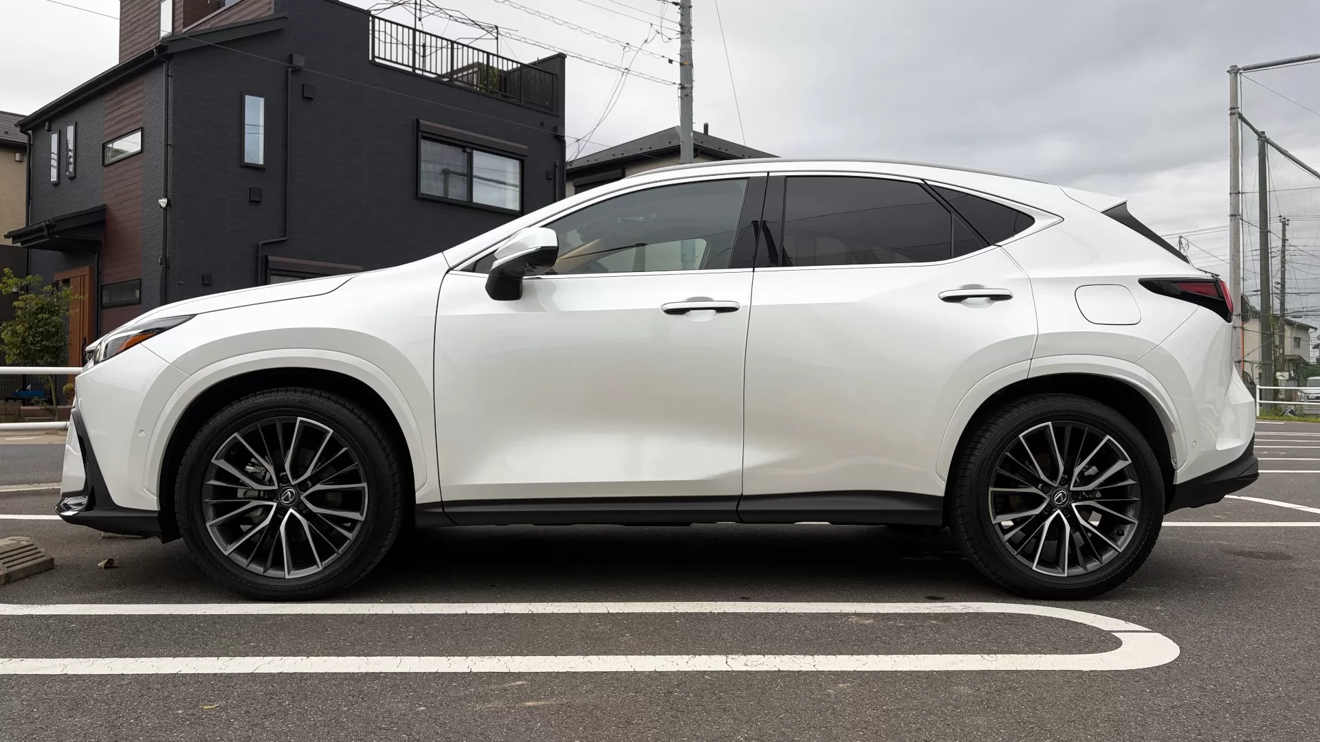 レクサス NX350h version L 2025年式 ソニッククォーツ サイド(左)