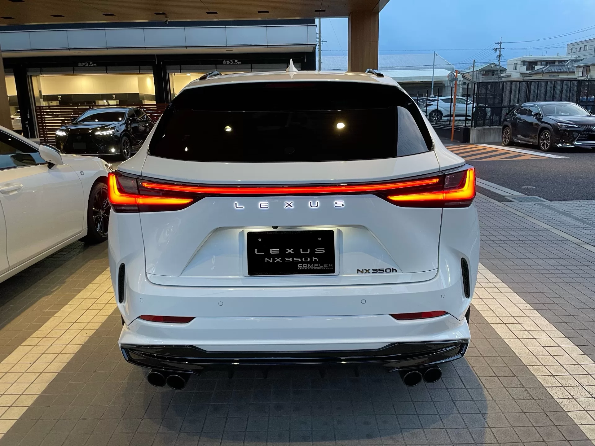 レクサス NX350h F SPORT 2023年式 ホワイトノーヴァガラスフレーク F SPORT PARTS エアロダイナミクスパッケージ(フロントスポイラー・エアロダイナミクスミラーカバー・サイドスカート・リヤディフューザー・スポーツマフラー) リア