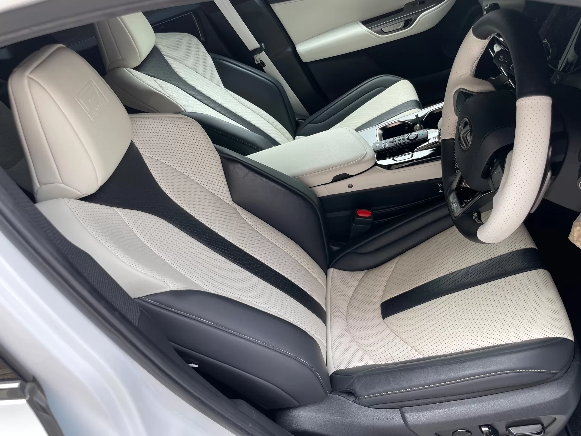 レクサス NX350h F SPORT 2023年式 “F SPORT”ホワイト(本革) インテリア 運転席シート