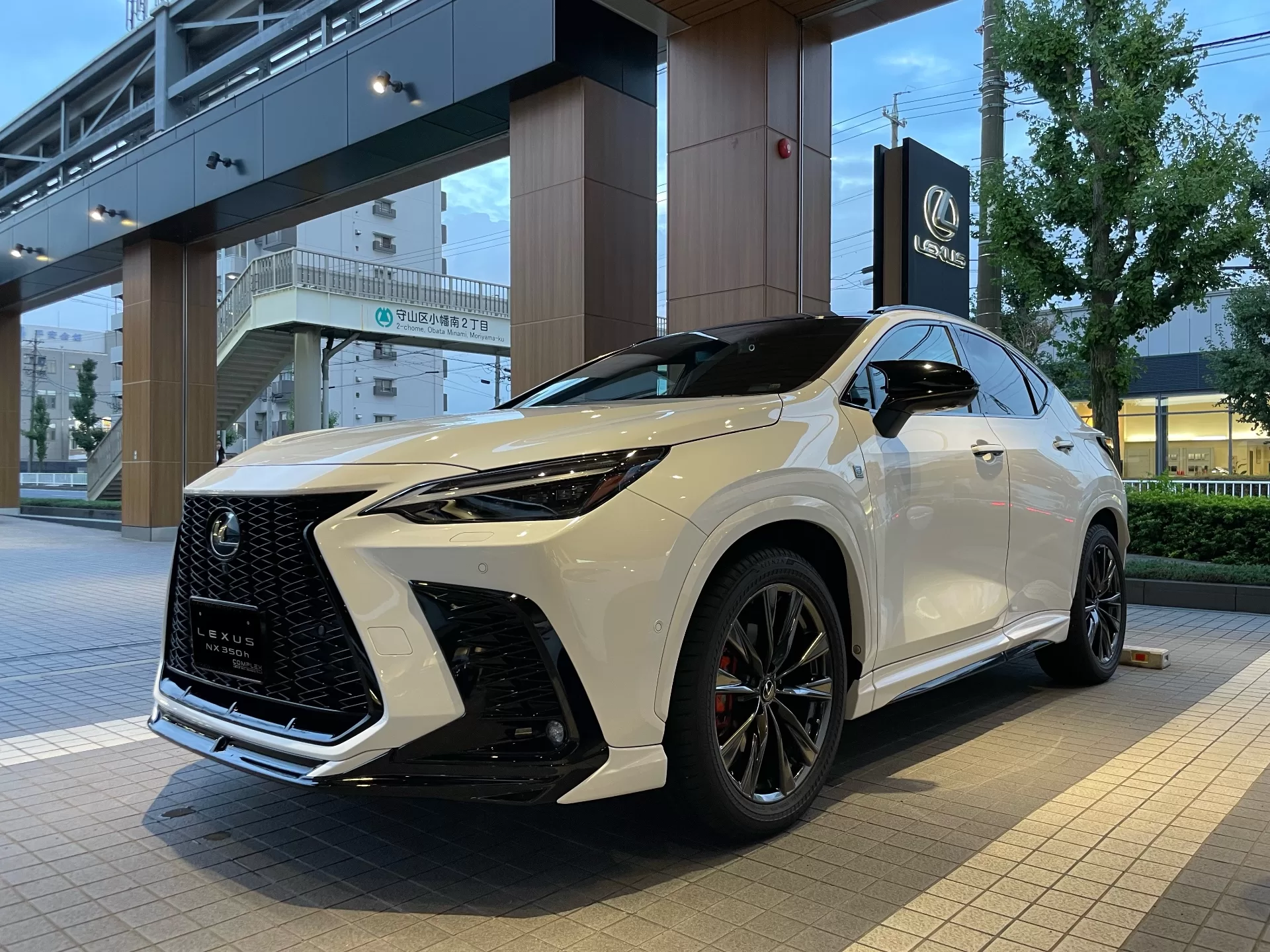 レクサス NX350h F SPORT 2023年式 ホワイトノーヴァガラスフレーク F SPORT PARTS エアロダイナミクスパッケージ(フロントスポイラー・エアロダイナミクスミラーカバー・サイドスカート・リヤディフューザー・スポーツマフラー) フロント左斜め