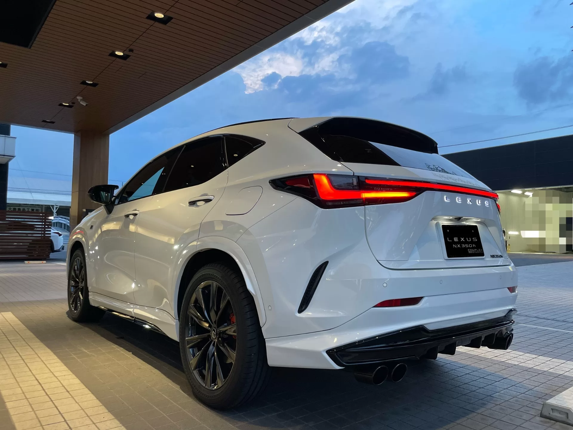 レクサス NX350h F SPORT 2023年式 ホワイトノーヴァガラスフレーク F SPORT PARTS エアロダイナミクスパッケージ(フロントスポイラー・エアロダイナミクスミラーカバー・サイドスカート・リヤディフューザー・スポーツマフラー) リヤ左斜め