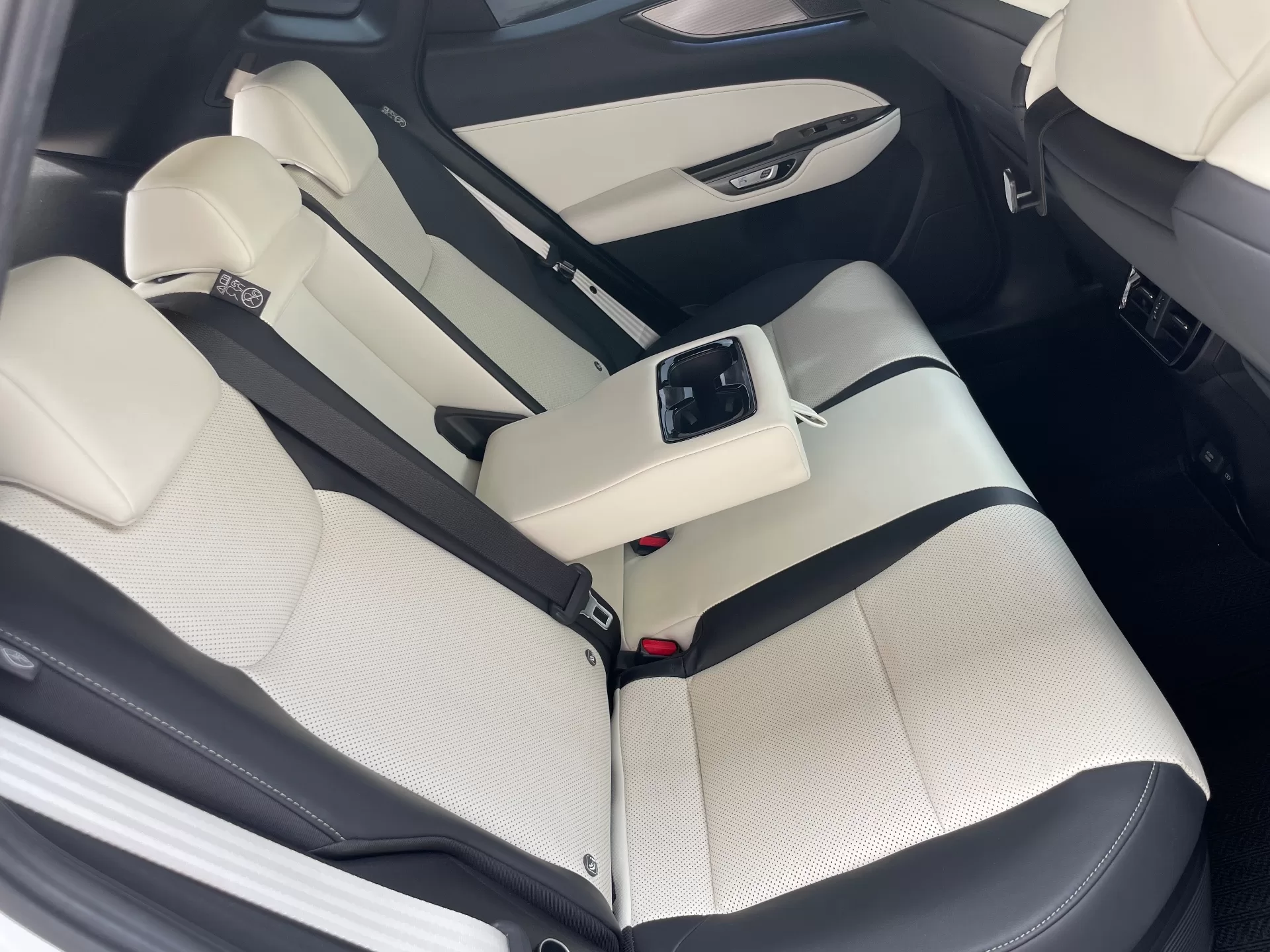 レクサス NX350h F SPORT 2023年式 “F SPORT”ホワイト(本革) インテリア 後席