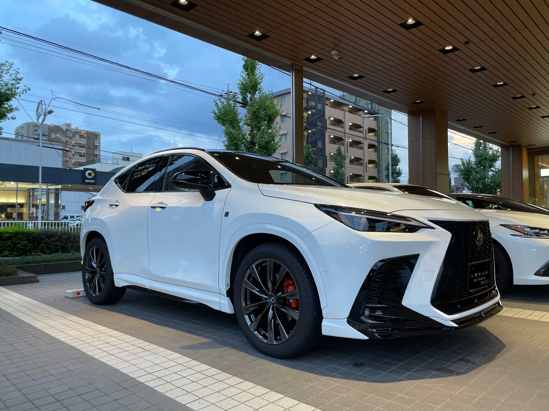 レクサス NX350h F SPORT 2023年式 ホワイトノーヴァガラスフレーク F SPORT PARTS エアロダイナミクスパッケージ(フロントスポイラー・エアロダイナミクスミラーカバー・サイドスカート・リヤディフューザー・スポーツマフラー) フロント右斜め