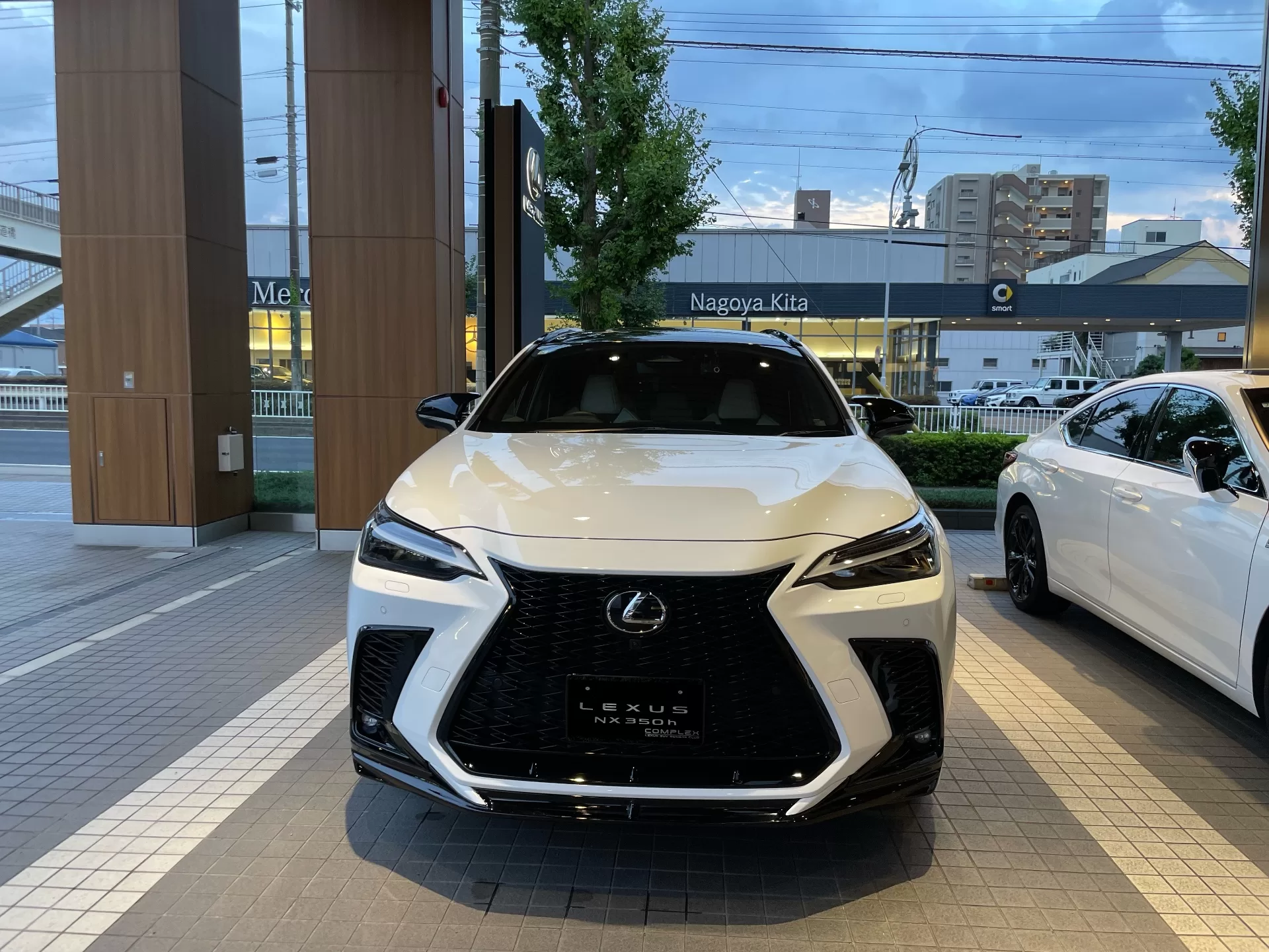 レクサス NX350h F SPORT 2023年式 ホワイトノーヴァガラスフレーク F SPORT PARTS エアロダイナミクスパッケージ(フロントスポイラー・エアロダイナミクスミラーカバー・サイドスカート・リヤディフューザー・スポーツマフラー) フロント