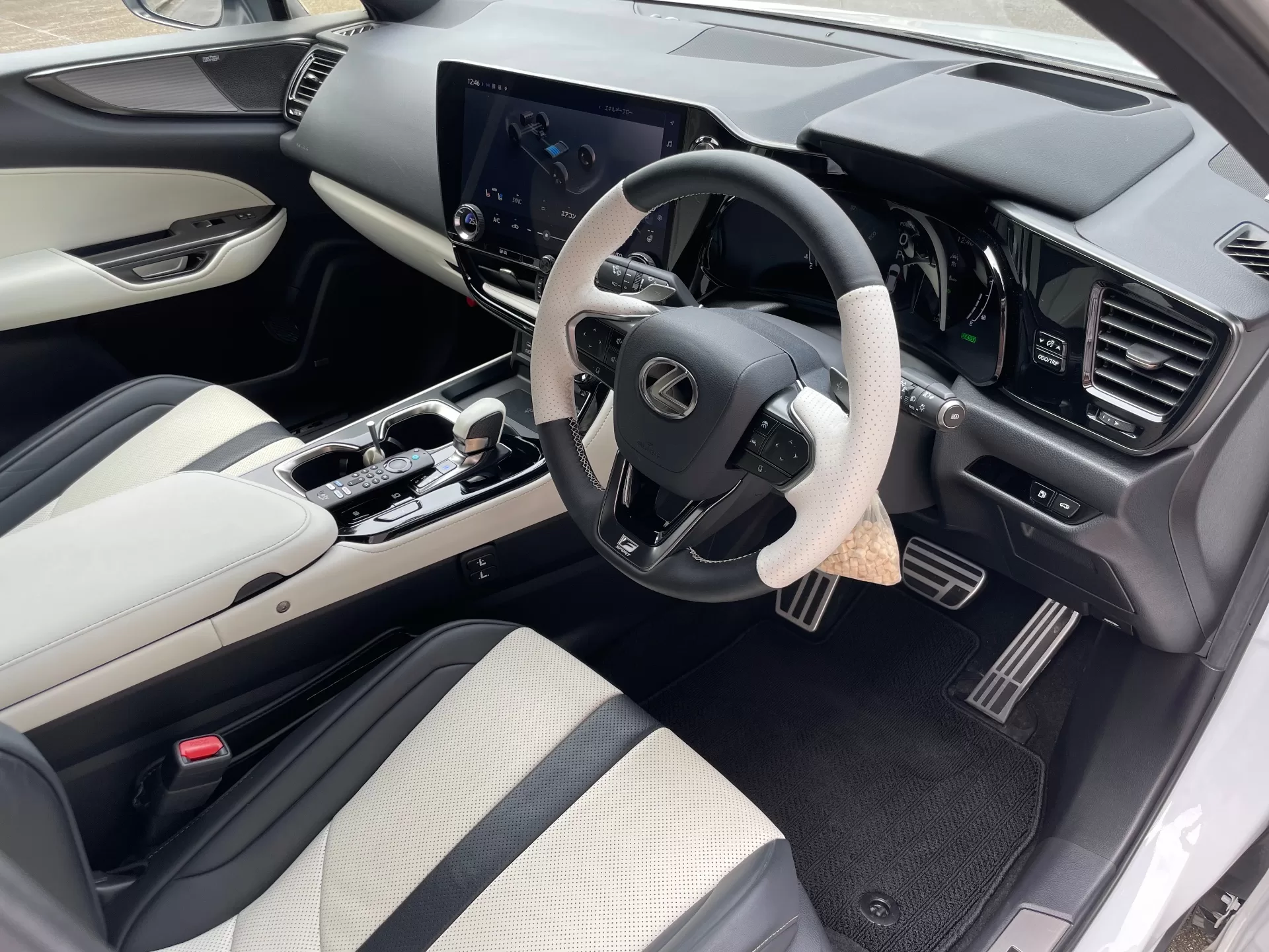 レクサス NX350h F SPORT 2023年式 “F SPORT”ホワイト(本革) インテリア 運転席回り
