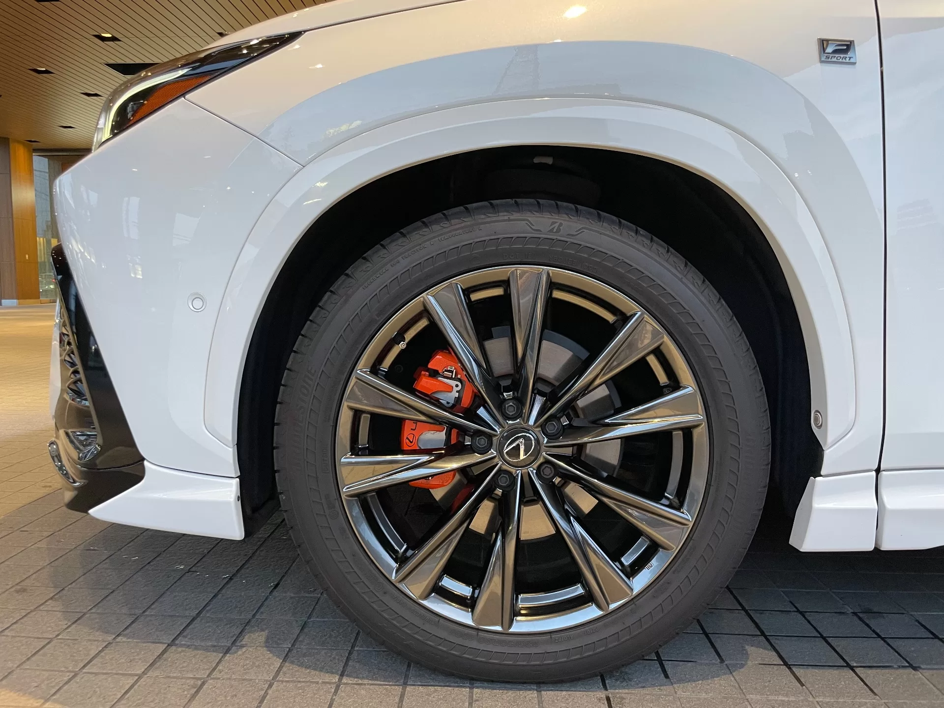 レクサス NX350h F SPORT 2023年式 20インチ“F SPORT”専用アルミホイール(スーパーグロスブラックメタリック塗装) “F SPORT”オレンジブレーキキャリパー(フロントLEXUSロゴ)