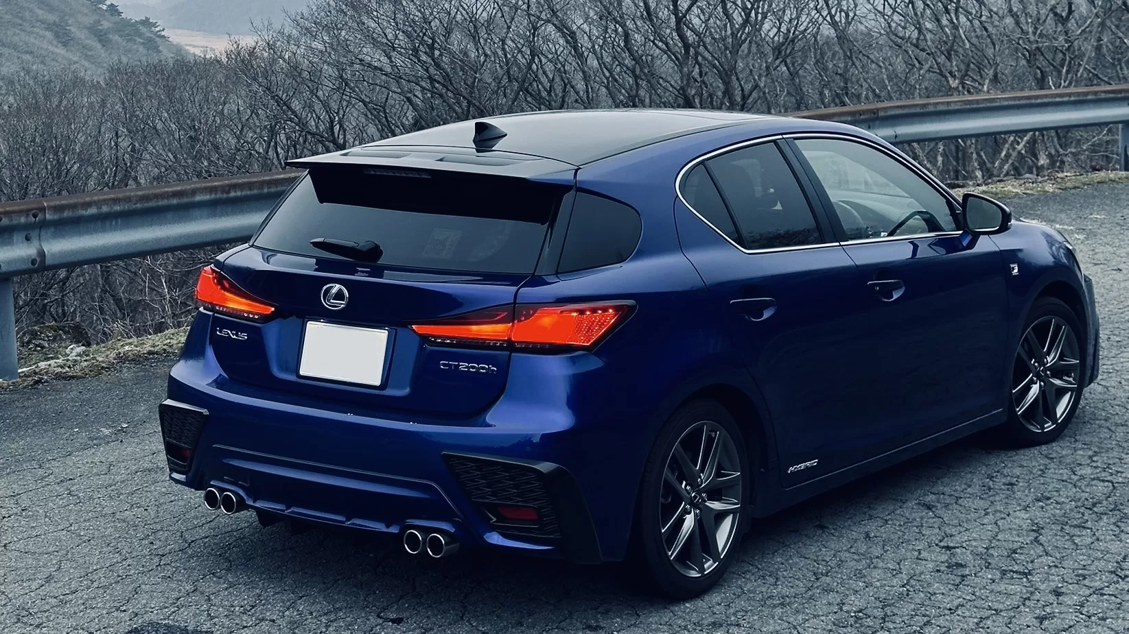 レクサス CT200h F SPORT 2018年式 ブラックルーフ&ヒートブルーコントラストレイヤリング “F SPORT”専用リヤスポイラー リヤ右斜め