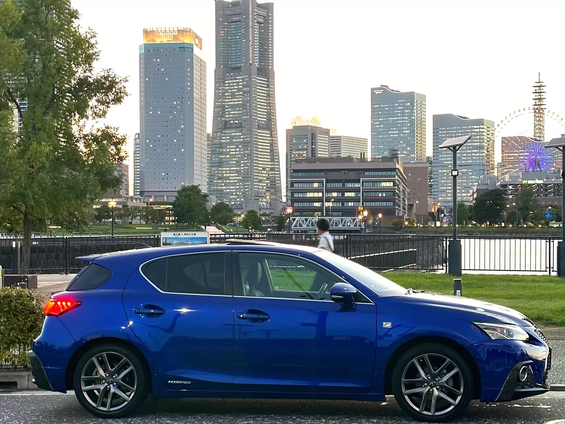 レクサス CT200h F SPORT 2018年式 ブラックルーフ&ヒートブルーコントラストレイヤリング “F SPORT”専用リヤスポイラー サイド(右)