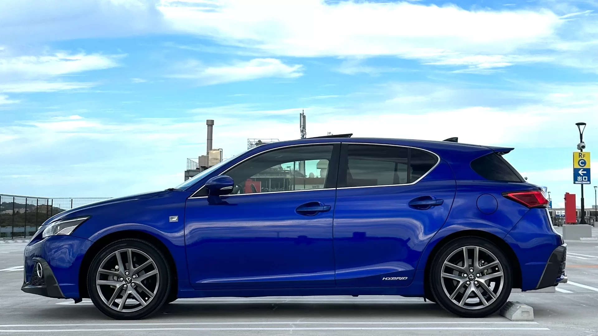 レクサス CT200h F SPORT 2018年式 ブラックルーフ&ヒートブルーコントラストレイヤリング “F SPORT”専用リヤスポイラー サイド(左)